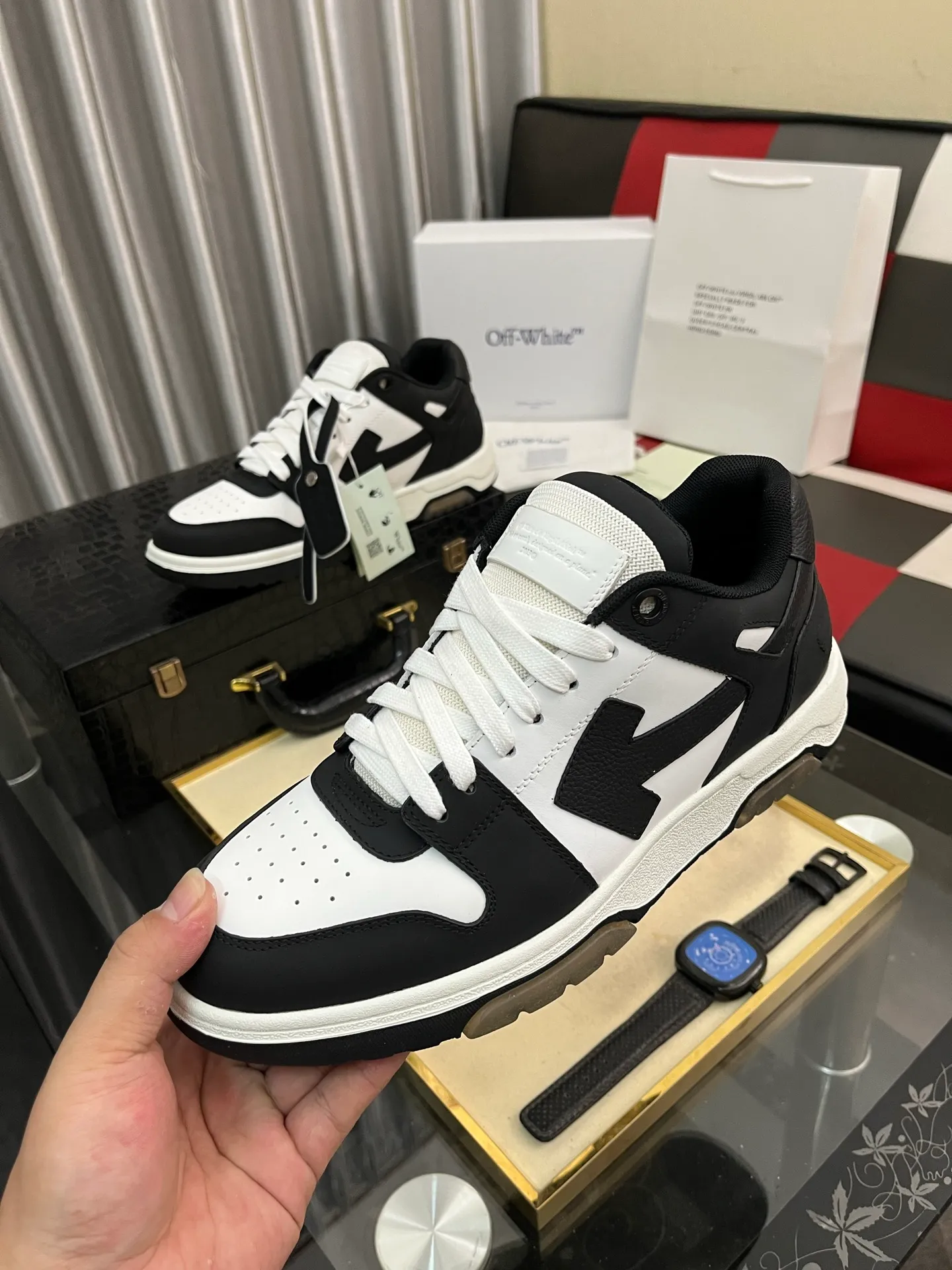 Men's shoes 💰600⌚️⌚️ OFF-White C/O VirGil Abloh fashionable and versatile casual shoes. Exclusive first release of the new model. Made of environmentally friendly cowhide leather and mesh fabric upper material. The insole is embedded with foam cushioning EVA material. The correct midsole is equipped with EVA lightweight cushioning. External tooth nail rubber outsole. The correct accessories can be customized simultaneously. Women's model: 35-40 Men's model: 39-45